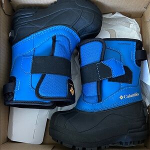 Columbia Toddler snow boots like new
